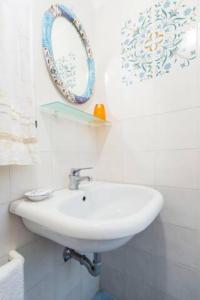 baño con lavabo y espejo en la pared en Casa San Michele, en Minori