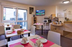 Um restaurante ou outro lugar para comer em The Originals Residence, Kosy Appart'hotels Troyes City & Park