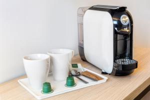 Utensilios para hacer té y café en B&B HOTEL Jerez