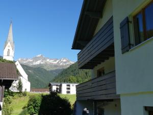 Vista generica sulle montagne o vista sulle montagne dall'interno dell'appartamento
