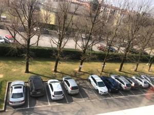 Ein Haufen Autos, die auf einem Parkplatz geparkt sind. in der Unterkunft Albergo Casa dell'Ospite in Brescia