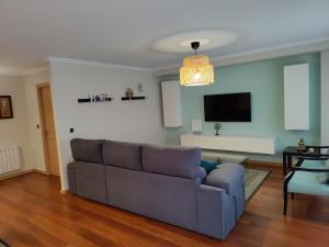 sala de estar con sofá y mesa en Rapadouro, en Cangas de Morrazo