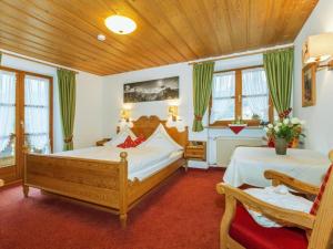 um quarto com 2 camas e um tecto de madeira em Steinberger Hof em Ruhpolding