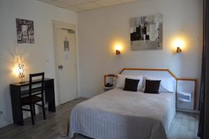 Ένα ή περισσότερα κρεβάτια σε δωμάτιο στο Hôtel de La Croix de Malte