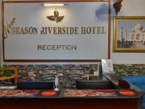 una señal para un hotel sason kyrgyz hospitalario en New Season Riverside Hotel, en Phnom Penh