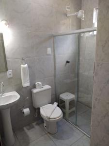e bagno con doccia, servizi igienici e lavandino. di Pousada Luz do Porto a Porto De Galinhas