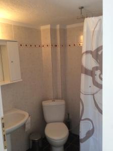 een badkamer met een toilet en een wastafel bij Red House in Gerakini