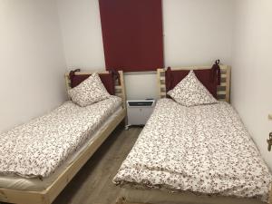2 Einzelbetten in einem Zimmer mit in der Unterkunft Vacation house in Saulkrasti