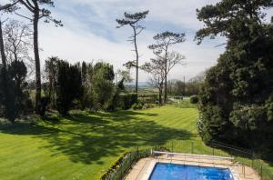 Draufsicht auf einen Garten mit Swimmingpool in der Unterkunft Dower House Hotel in Lyme Regis