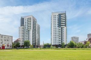 dos edificios altos en una ciudad con un campo de hierba en Bastion Wałowa by Blue Mandarin, en Gdansk