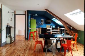 a dining room with a table and chairs in a room at Le Chic Broc Ground in Vichy