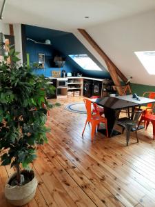 - un salon avec une table et des chaises ainsi qu'une salle à manger dans l'établissement Le Chic Broc Ground, à Vichy