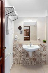 a bathroom with a sink and a mirror at Pensiunea Muntele Rece in Bran