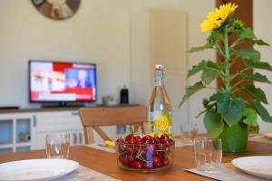A television and/or entertainment centre at Casa Montefiore 13 LT nella tranquilla campagna Marchigiana