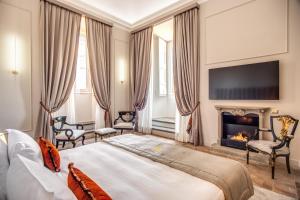 Postel nebo postele na pokoji v ubytování Eitch Borromini Palazzo Pamphilj + 37 fotografií