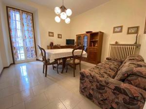 uma sala de estar com uma mesa e um sofá em Casa Vacanza Amelia em Bosisio Parini