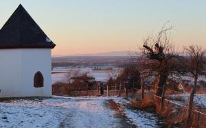 a church in the snow with a fence at Charmante Ferienwohnung 100 qm in Groß-Umstadt