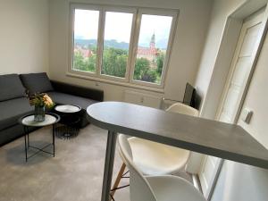 salon ze stołem, krzesłami i kanapą w obiekcie CK-Apartment w Czeskim Krumlovie