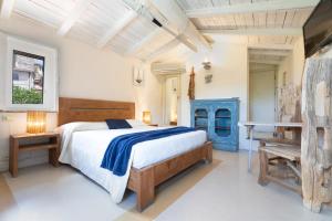 ein Schlafzimmer mit einem großen Bett und einem blauen Kamin in der Unterkunft Hotel Al Convento in Vezzano Ligure