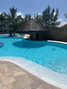 Swimmingpoolen hos eller tæt på Marupiara Suítes Muro alto Apts 319 e 224