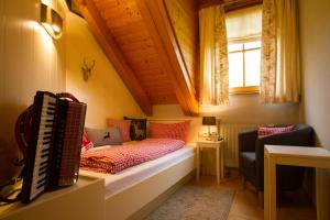 Dormitorio pequeño con cama y teclado en Gästehaus Trostelhof, en Salem
