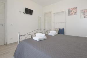 um quarto com uma cama com duas almofadas em La casa di Vittoria em Agrigento