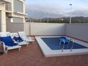 una piscina en la azotea de un edificio en Casa Rana, en Puerto de Mazarrón