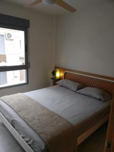 1 dormitorio con 1 cama grande y ventana en Casa Rana, en Puerto de Mazarrón