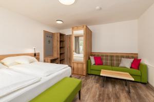 A bed or beds in a room at Landgasthof Bierfriedl