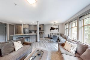Dapur atau dapur kecil di Eagle Springs East 206: White Fir Suite