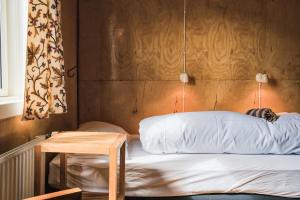 Un pat sau paturi într-o cameră la Hafaldan HI Hostel - Harbour Building