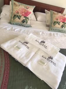 a bed with two white towels on top of it at Las Brisas casas de campo un lugar para soñar in San Antonio de Arredondo