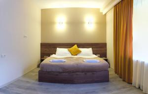 A bed or beds in a room at Hotel Axien Kazbegi