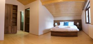 A bed or beds in a room at Hotel Axien Kazbegi