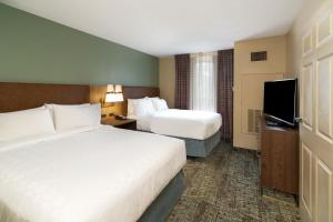 En eller flere senge i et værelse på Staybridge Suites Memphis-Poplar Ave East, an IHG Hotel
