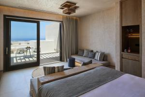 Ліжко або ліжка в номері North Santorini - A Luxury Spa Hotel