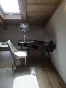 einen Schreibtisch und einen Stuhl in einem Zimmer mit Fenster in der Unterkunft Agriturismo CapoCasale in Santa Barbara