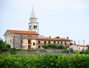 DutovljeApartma Čuk的一座古老的建筑,有一座教堂,有一座塔