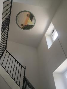 Santa Barbara的住宿－Agriturismo CapoCasale，天花板上设有圆镜子的楼梯