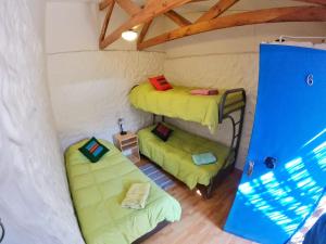 Tempat tidur dalam kamar di Hostal Mamatierra