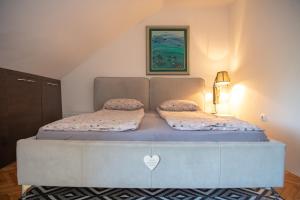 uma cama num quarto com 2 camas individuais em Marina Penthouse em Novi Sad