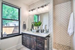 フォート・コリンズにあるChic Fort Collins Abode Less Than 1 Mi to Old Town!の洗面台と鏡のあるバスルーム +33枚の写真