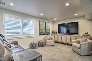 フォート・コリンズにあるChic Fort Collins Abode Less Than 1 Mi to Old Town!のリビングルーム(テレビ、ソファ、椅子付)