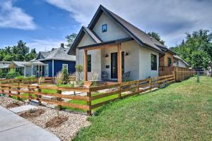 フォート・コリンズにあるChic Fort Collins Abode Less Than 1 Mi to Old Town!の木塀の家