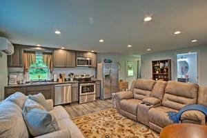 ein Wohnzimmer mit 2 Sofas und einer Küche in der Unterkunft 15 Mi to Camelback Resort! The Overlook Home in Brodheadsville