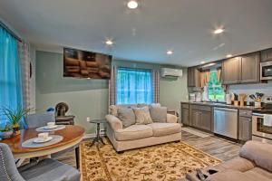 ein Wohnzimmer mit Sofa und Tisch in der Unterkunft 15 Mi to Camelback Resort! The Overlook Home in Brodheadsville + 23 Fotos