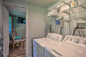 eine Waschküche mit Waschmaschine und Trockner in der Unterkunft 15 Mi to Camelback Resort! The Overlook Home in Brodheadsville
