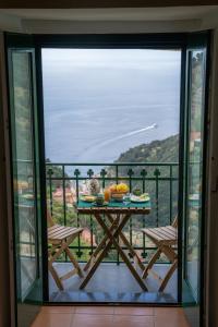 balcone con tavolo e vista sull'oceano di Palazzo Verone a Scala