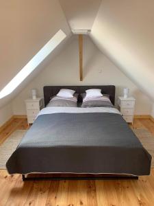 1 dormitorio con 1 cama grande en el ático en Siedlisko Przyjazne Progi en Rusocice