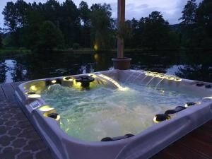Bazén v ubytování Les étangs du Thioux GUEST HOUSE nebo v jeho okolí